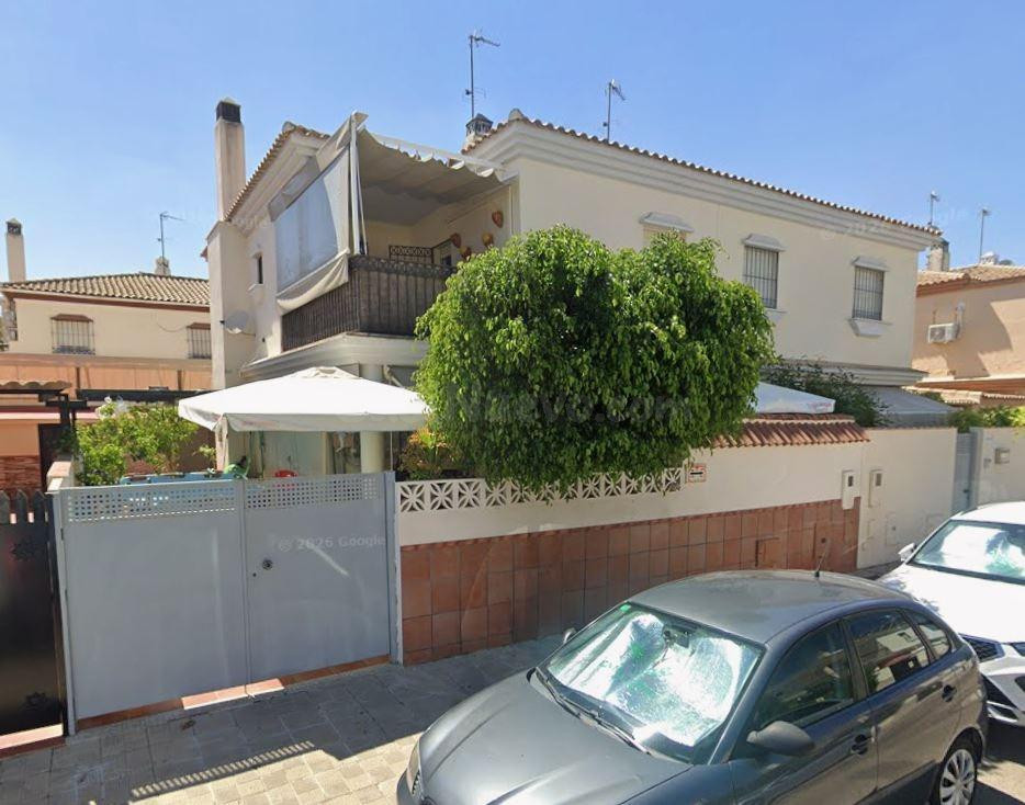 SE VENDE CASA OKUPADA EN C/ MANDARINA 9, GELVES (SEVILLA)