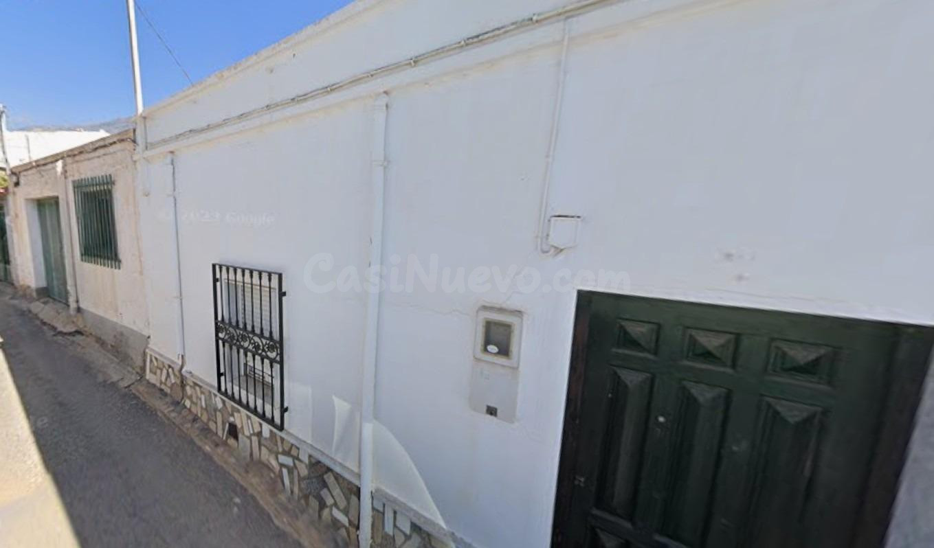 Se vende casa independiente OKUPA en Calle Ronda de Almohara 20 de Dalías, Almería.