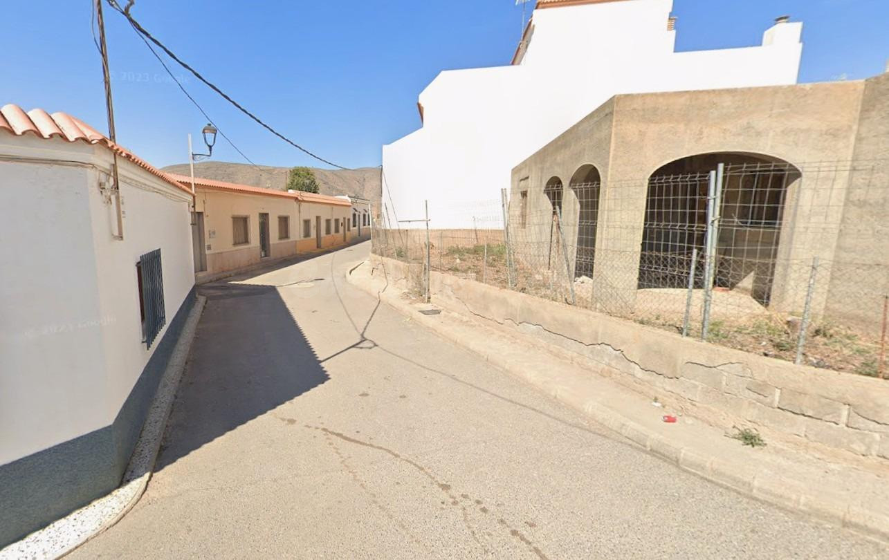 Se vende casa independiente OKUPA en Calle Ronda de Almohara - foto 2