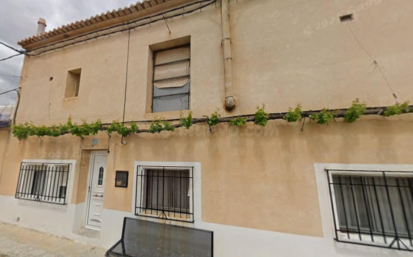 Se vende casa independiente OKUPA en Calle Huertos Cojos 15 de Requena (Valencia).