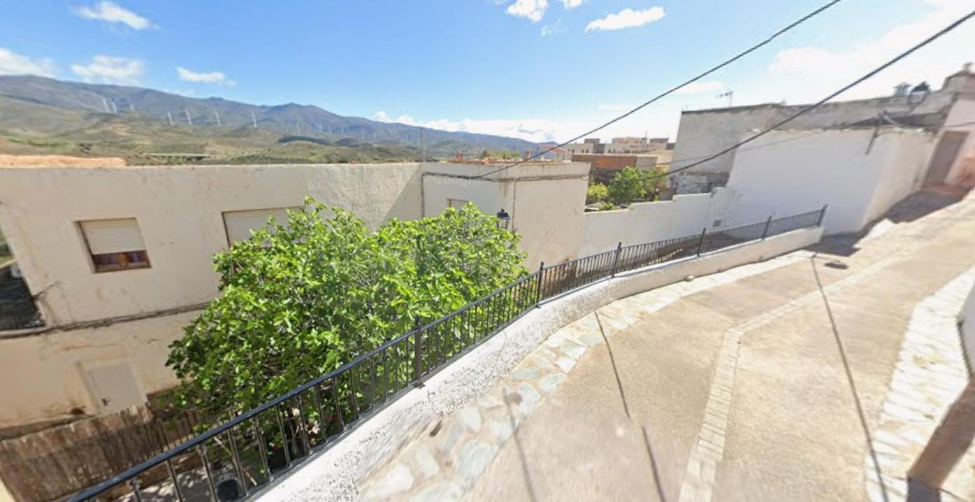 Se vende casa OKUPADA en Calle Carretera 25 de Las Tres Villas en Almería.