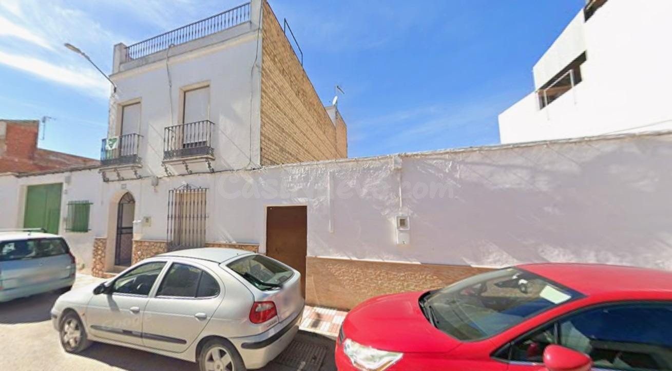 Se vende terreno + casa OKUPADA en Calle Sin dirección 19 de Pedrera, Sevilla.