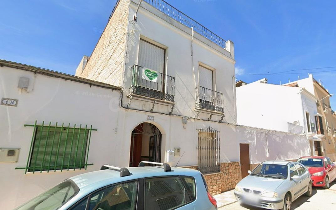 Se vende terreno + casa OKUPADA en Calle Sin dirección 19 de - foto 2