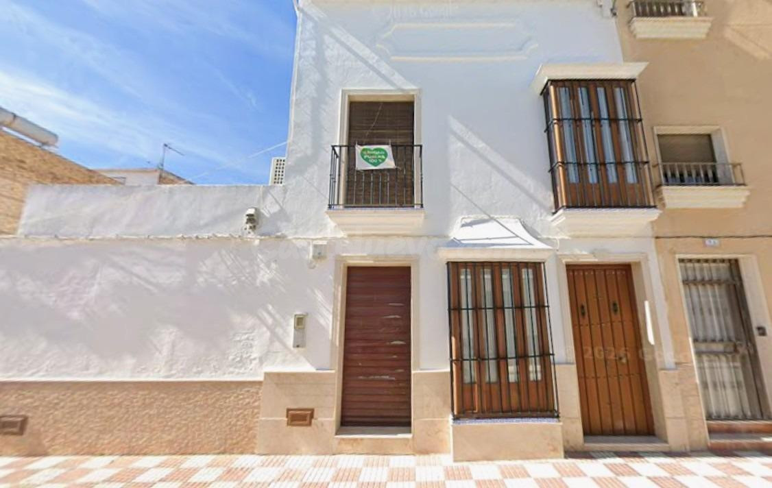 Se vende terreno + casa OKUPADA en Calle Sin dirección 19 de - foto 3