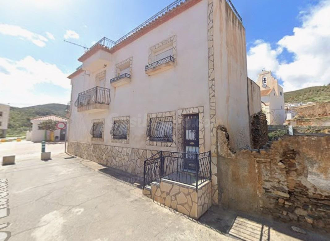Se vende casa OKUPA en Plaza de la Juventud 1 en Las Tres Villas, Almería.