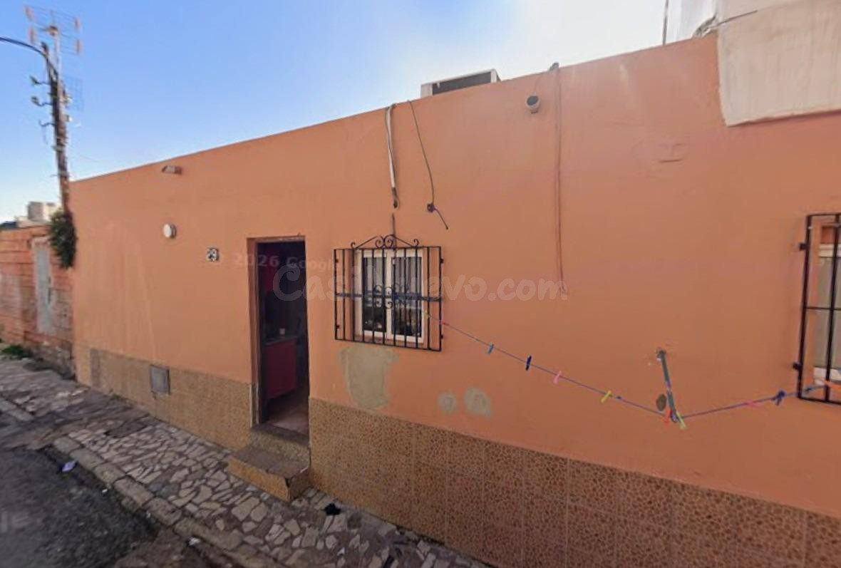 Se vende casa OKUPADA en Calle Jábega 27 de Almería, Almería.
