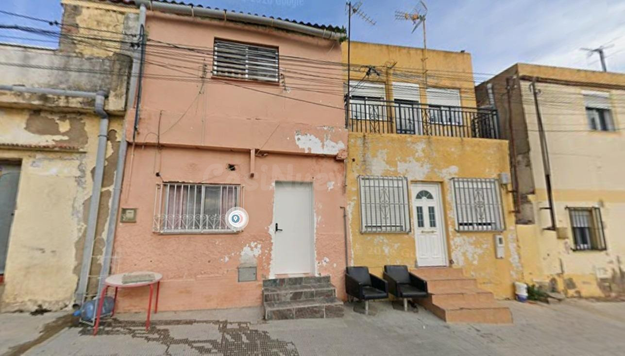 Se vende casa adosada OKUPA en Calle Mas d'Aixemus 16 de Reu - foto 2