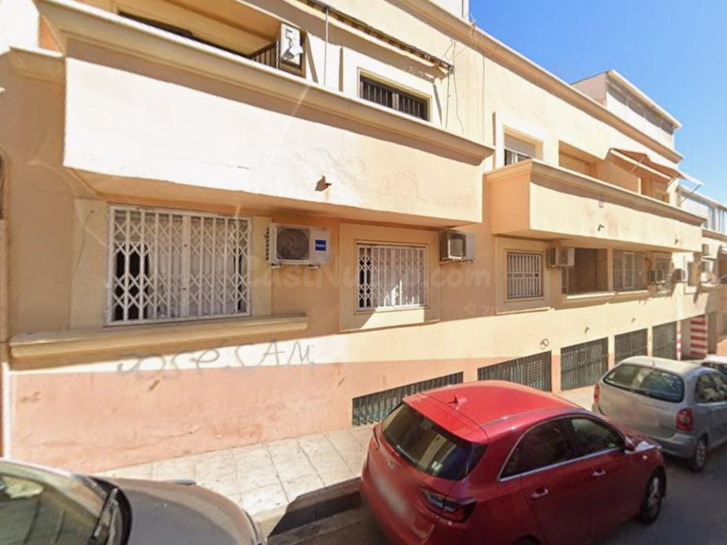 Se vende piso OKUPADO en Calle Cara 2 de Almería, Almería.
