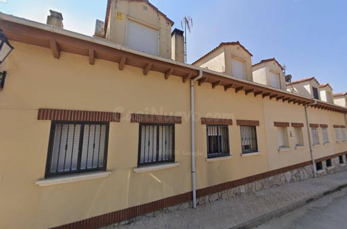 Se vende casa adosada OKUPADA en Calle Lanchares B 15 A6 de 