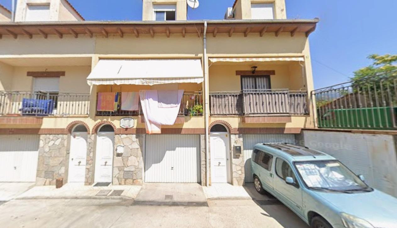 Se vende casa adosada OKUPADA en Calle Lanchares B 15 A6 de  - foto 2