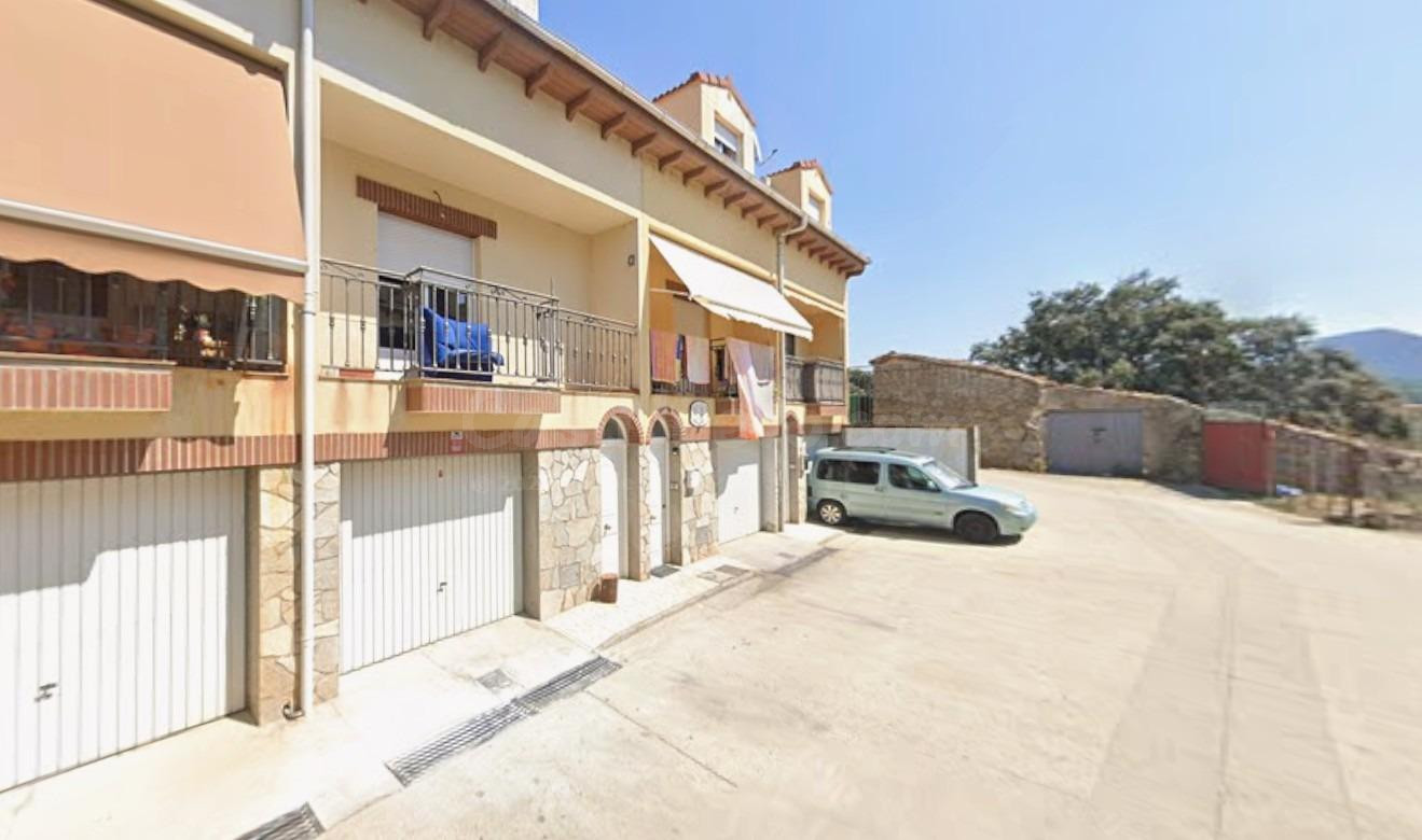 Se vende casa adosada OKUPADA en Calle Lanchares B 15 A6 de  - foto 3