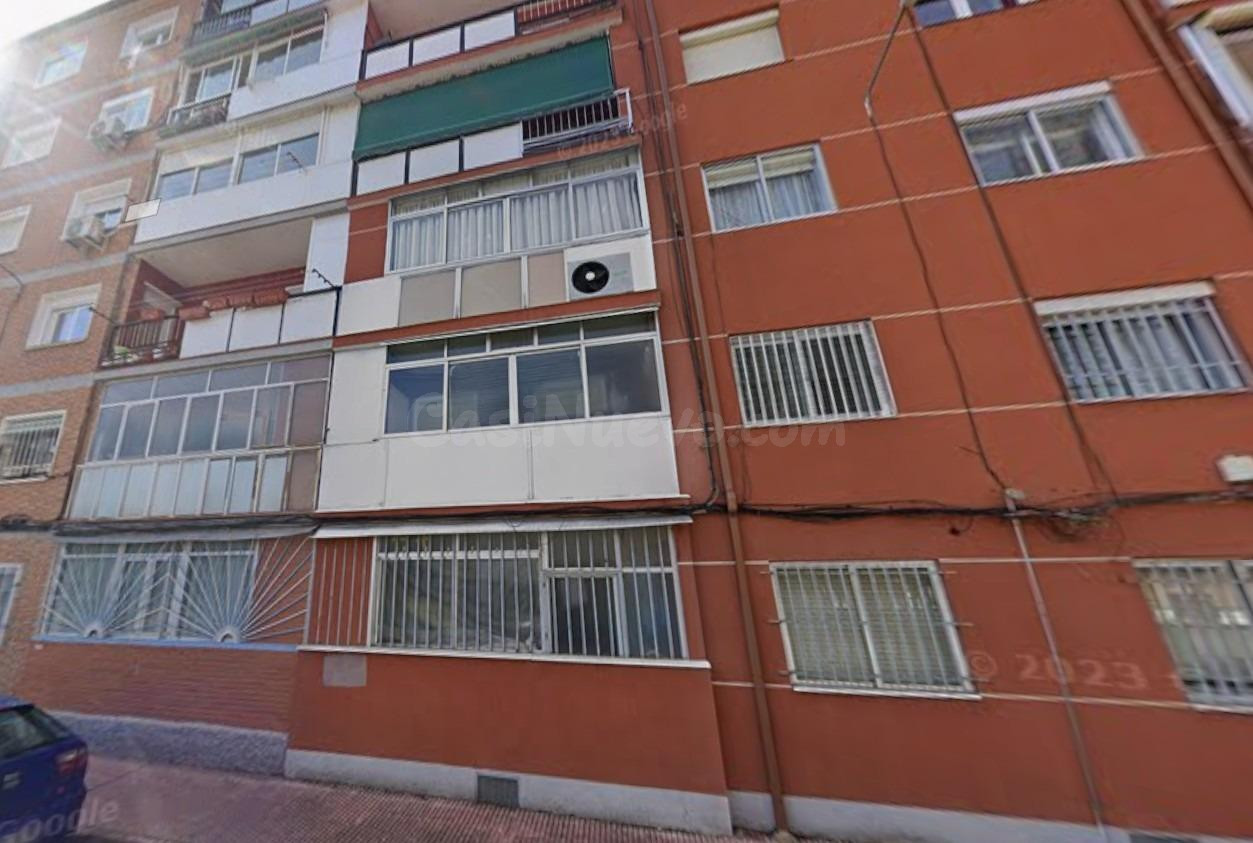 Se vende piso OKUPADO en Calle Marqués de Mondéjar 4 de Alcalá de Henares, Madrid.