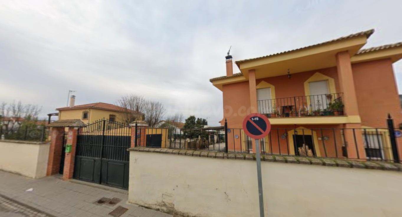 Se vende casa independiente OKUPADA en Calle Virgen del Rocí