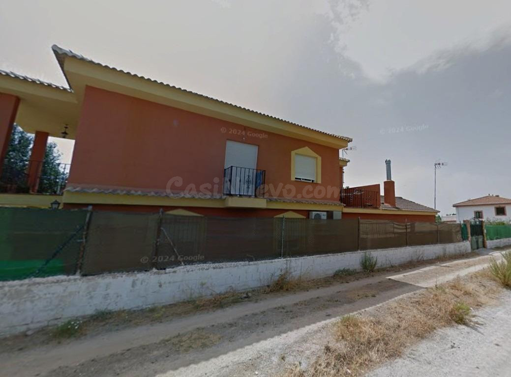 Se vende casa independiente OKUPADA en Calle Virgen del Rocí - foto 2