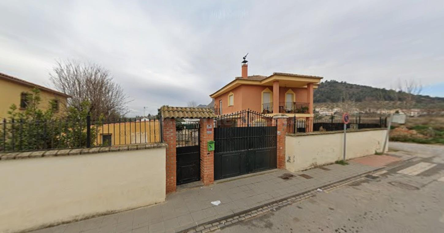 Se vende casa independiente OKUPADA en Calle Virgen del Rocí - foto 3