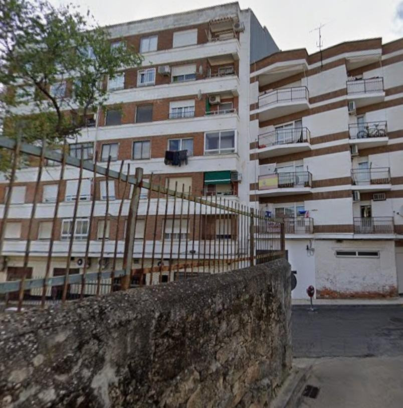 Se vende piso OKUPADO en Calle Azahar 1 de Navalmoral de la  - foto 2