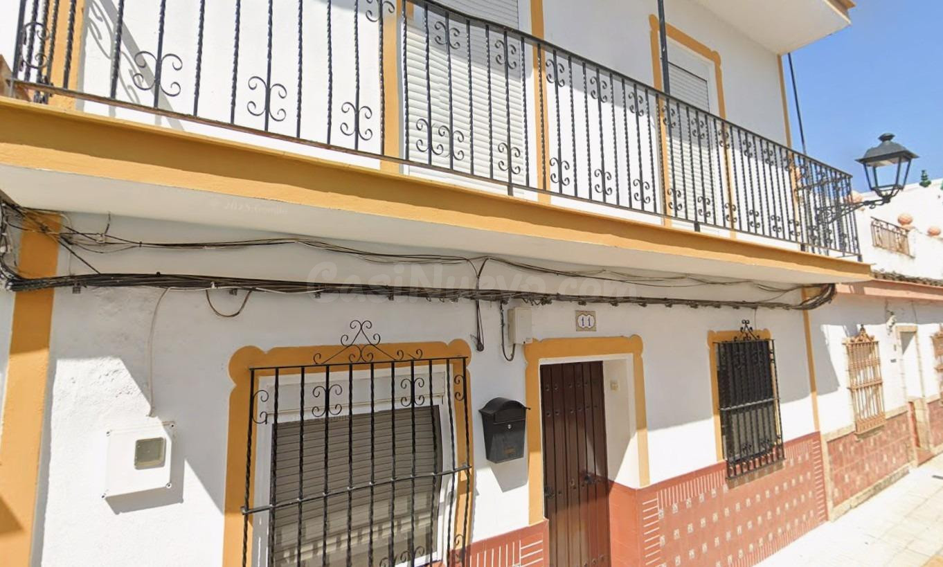 Se vende casa independiente OKUPADA en Calle Hermanos Álvare