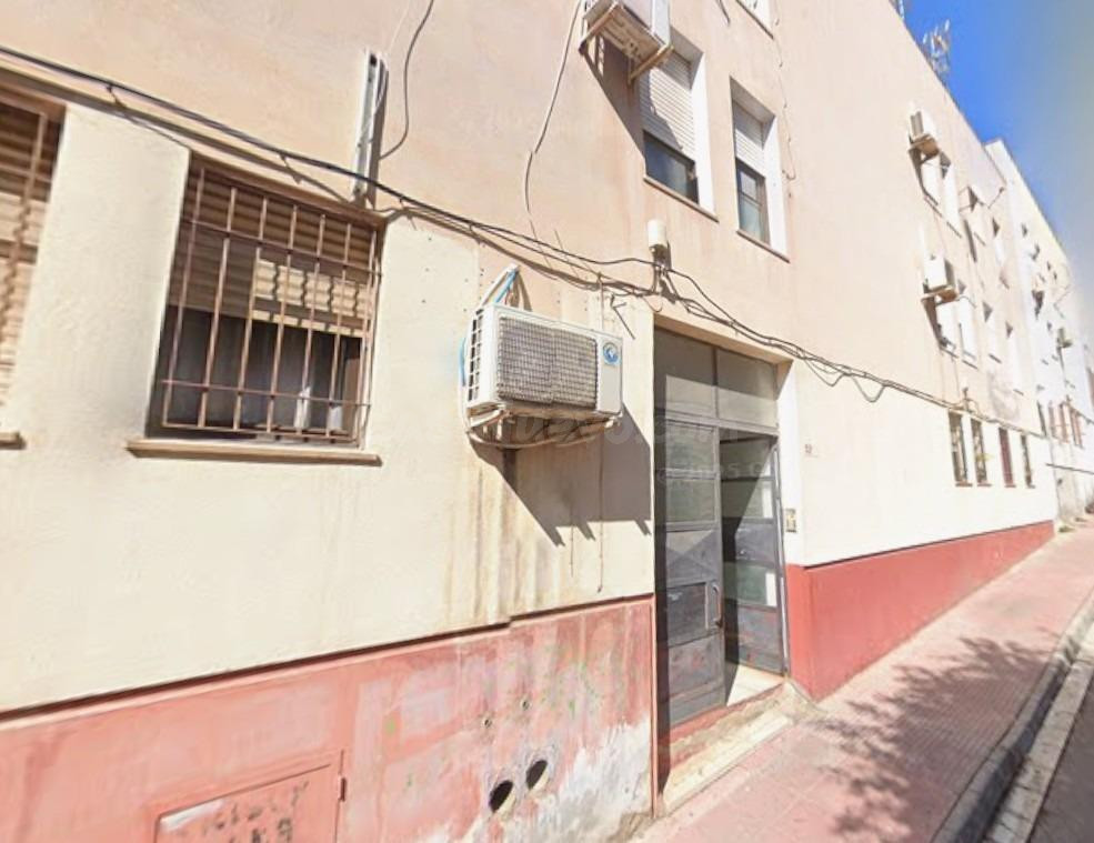Se vende piso OKUPADO en Calle Damaso Alonso 44 de Almería, Almería.