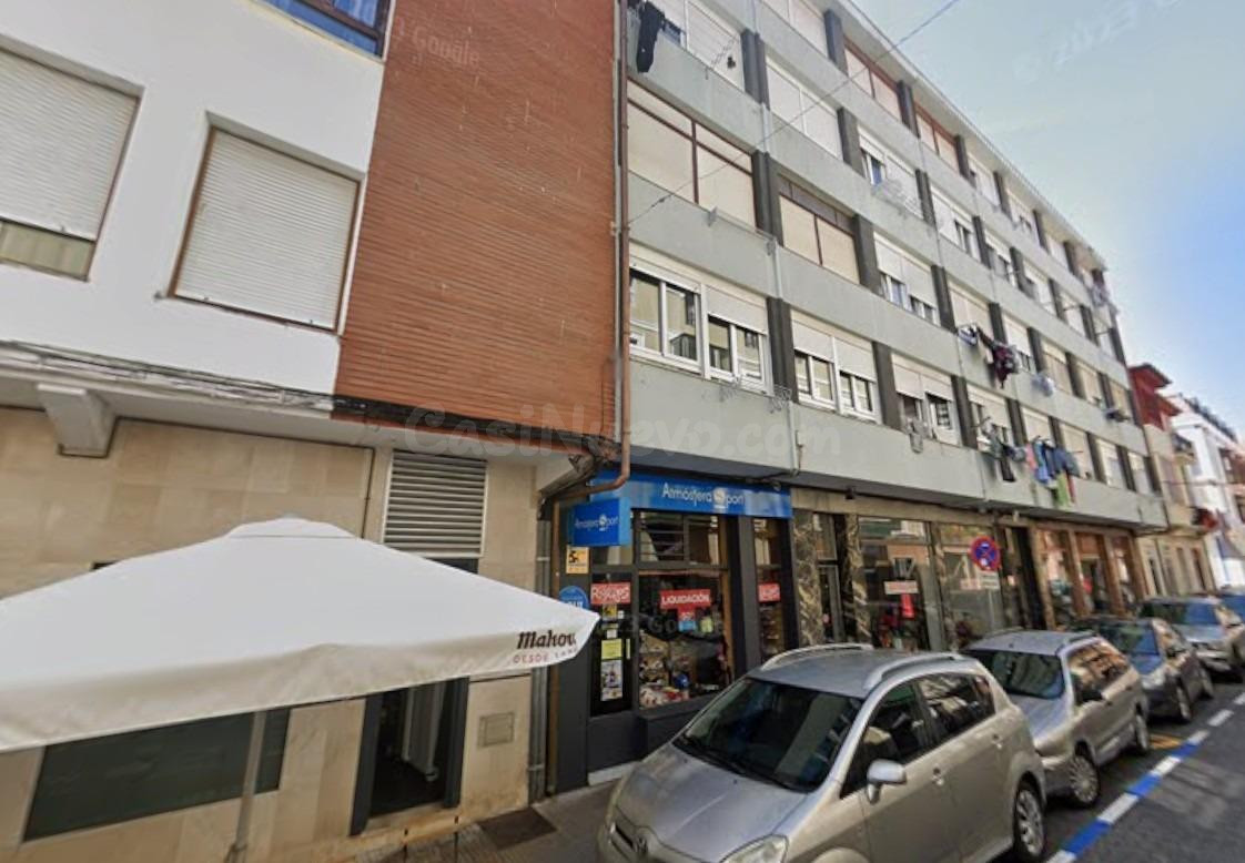 Se vende piso OKUPADO en Calle Rentería Reyes 10 de Santoña, - foto 2