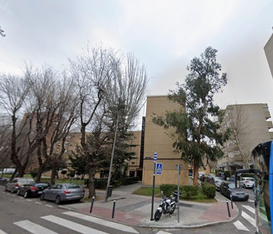 Se vende piso OKUPADO en Calle Encomienda de Palacios 4 en Madrid, Madrid.