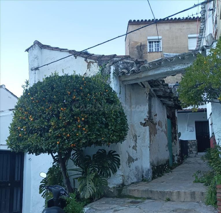 SE VENDE PISO OKUPADO EN Calle Saucos Nº 18 Ubrique (Cádiz) - foto 2