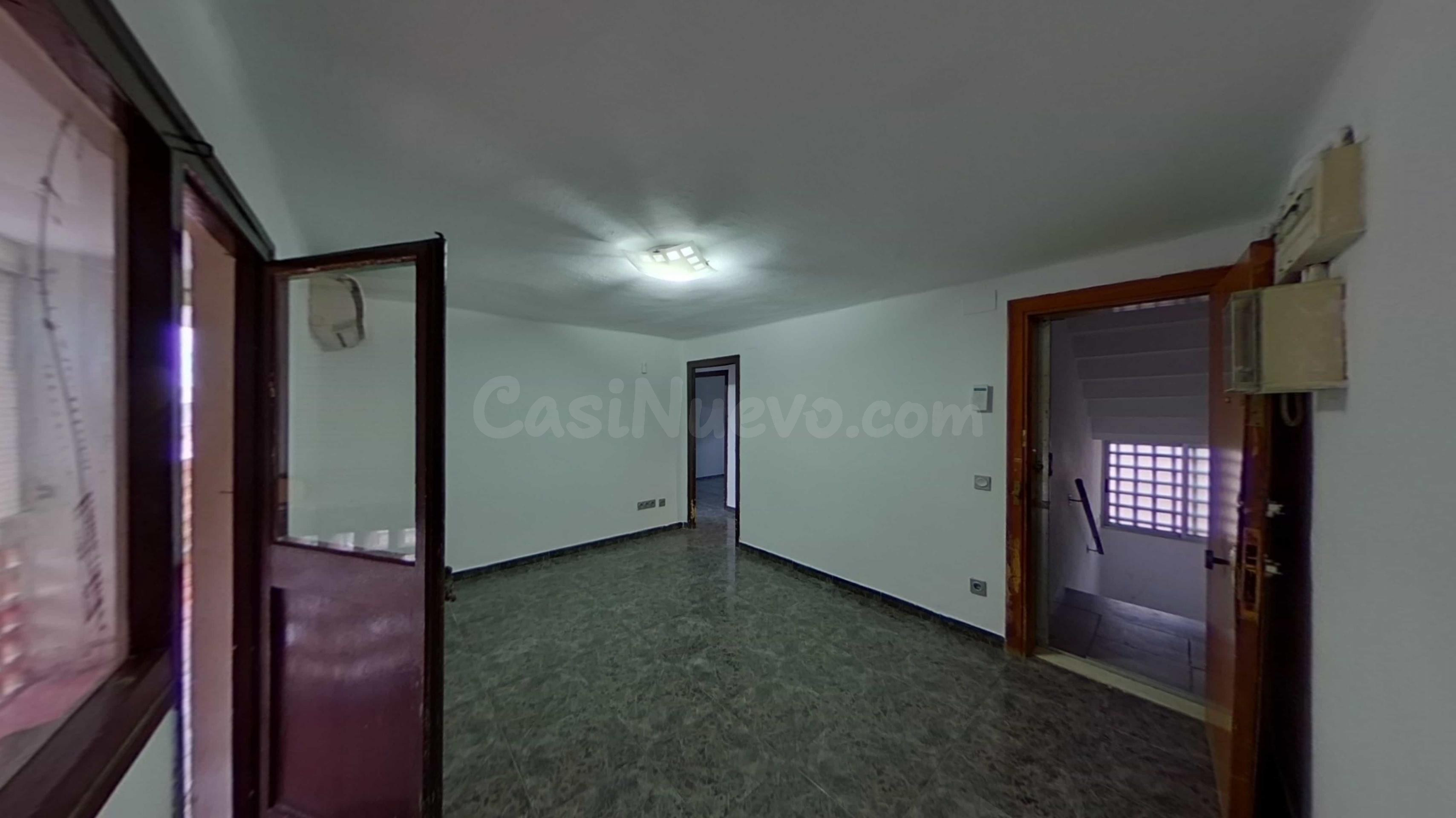 SE VENDE PISO OKUPADO en C/ Sant Eugeni Nº 20 Hospitalet de  - foto 2