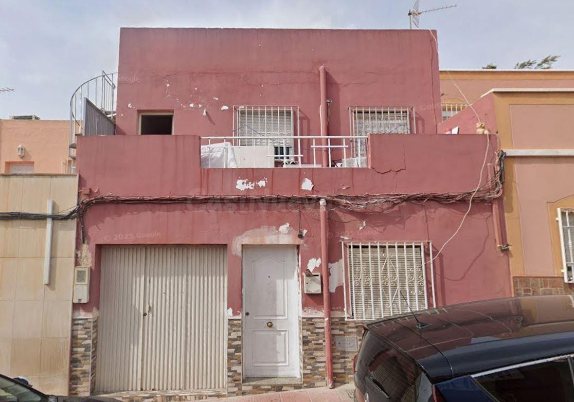 SE VENDE CASA ADOSADA OKUPADA en Calle Sierra Monteagud Nº 129 Almería (Almería)