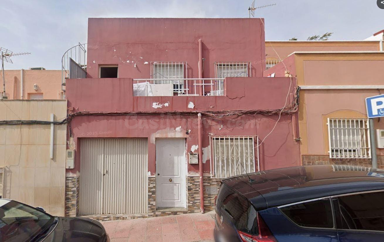 SE VENDE CASA ADOSADA OKUPADA en Calle Sierra Monteagud Nº 1 - foto 2