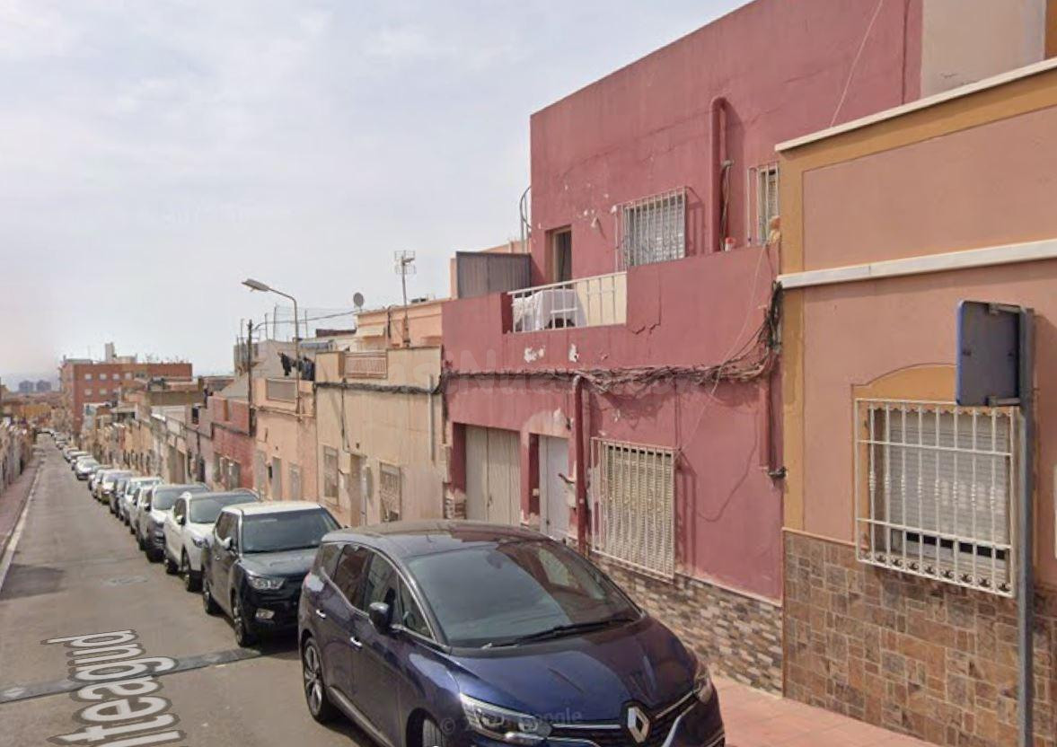SE VENDE CASA ADOSADA OKUPADA en Calle Sierra Monteagud Nº 1 - foto 3