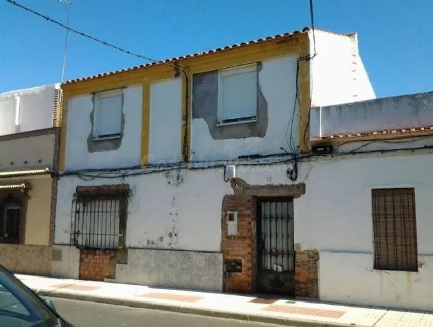 Se vende Casa Adosada OKUPADA en Calle Emilio Castelar 10 La Rinconada, (Sevilla).