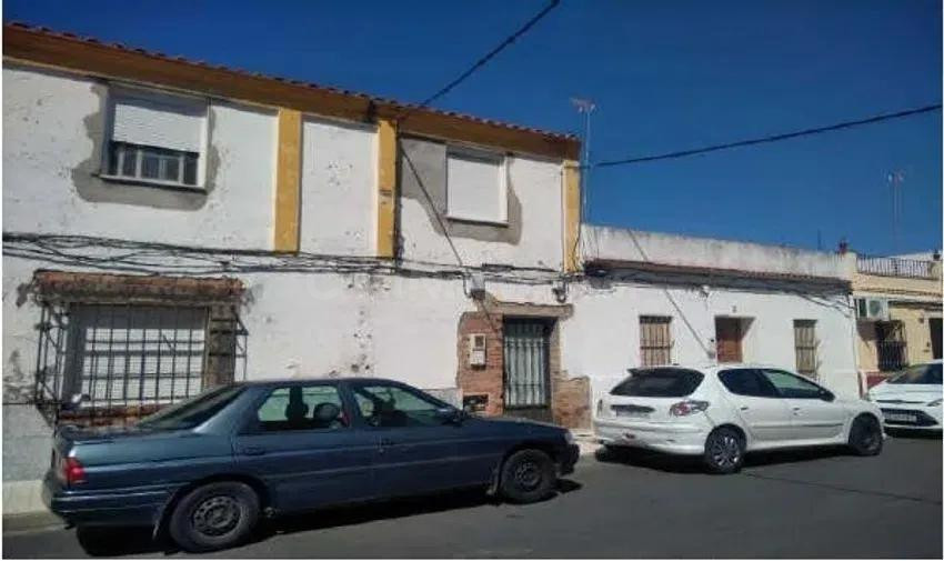 Se vende Casa Adosada OKUPADA en Calle Emilio Castelar 10 La - foto 2