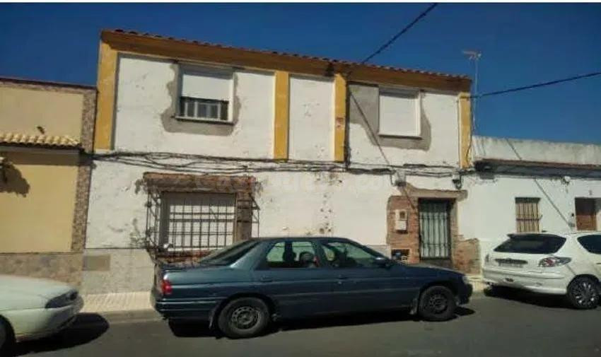 Se vende Casa Adosada OKUPADA en Calle Emilio Castelar 10 La - foto 3