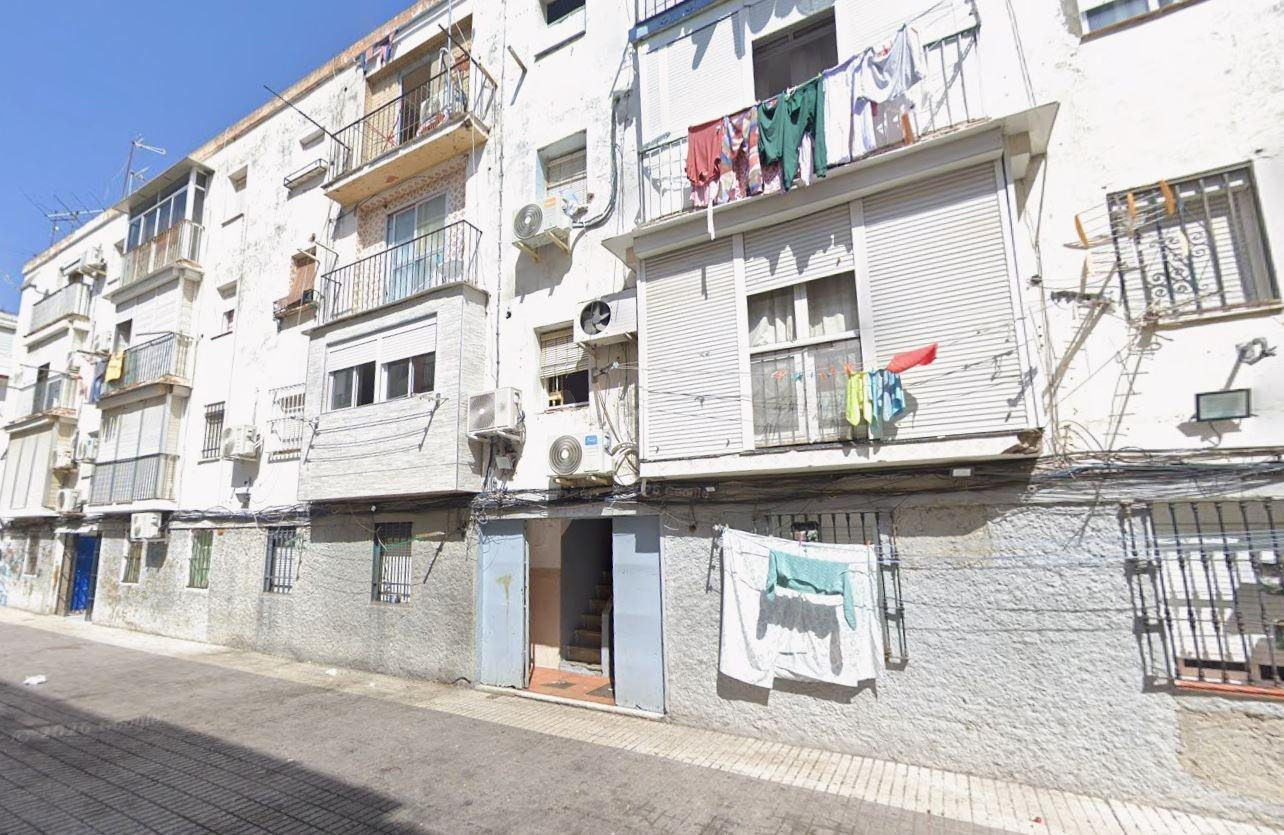SE VENDE PISO OKUPADO EN Calle Uruguay Nº 4 San Juan de Aznalfarache (Sevilla)