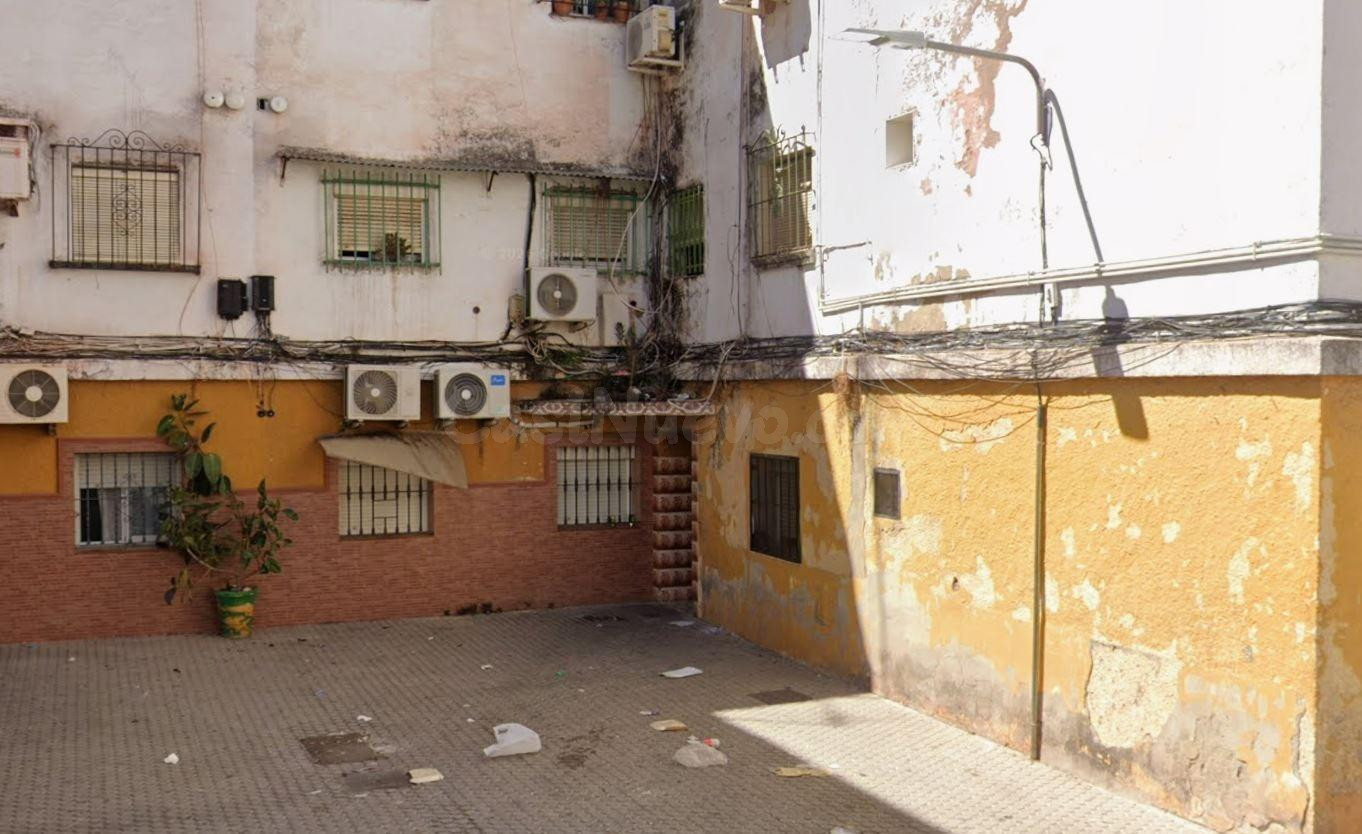 SE VENDE PISO OKUPADO en C/ CANDELAS 11 SEVILLA (SEVILLA) - foto 2