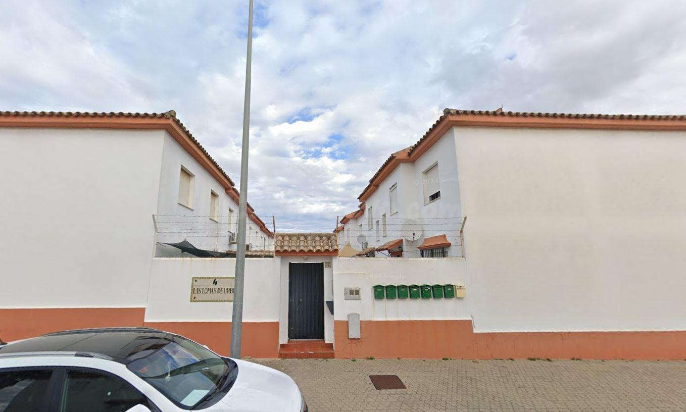 SE VENDE CASA ADOSADA OKUPADA en Calle Alheli Nº 1 Puerto Real (Cádiz)