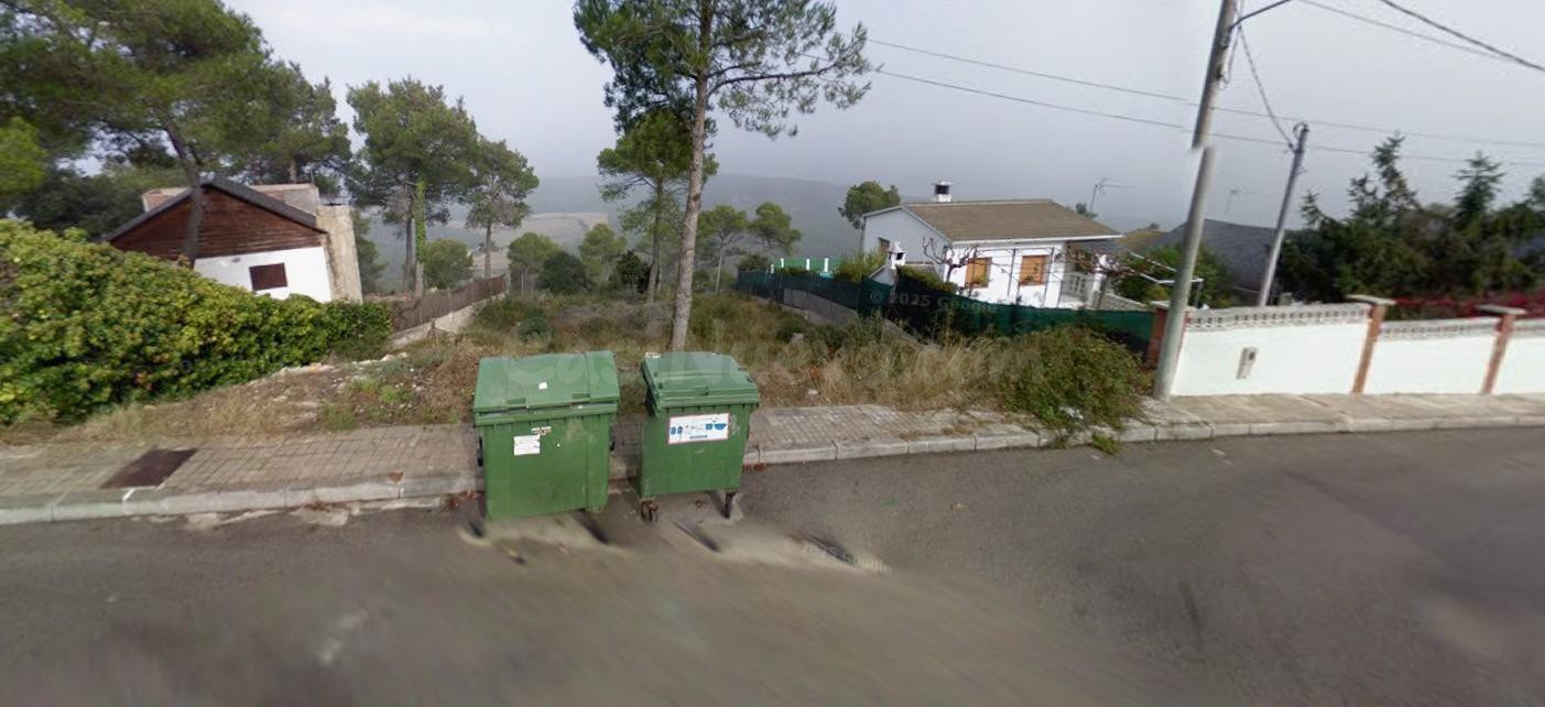 Se vende chalet OKUPADO en Calle Puig I Cadafalch 1509 en La - foto 2