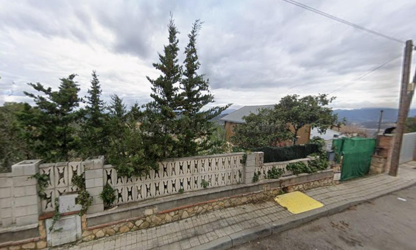 Se vende chalet OKUPADO en Calle Puig I Cadafalch 1509 en La - foto 3