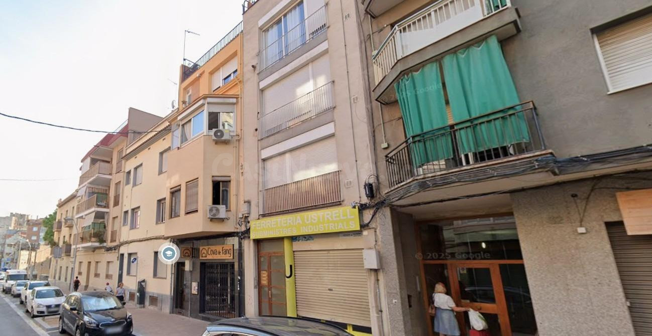 Se vende local OKUPADO en Calle Pi i Margall 36 de Molins de Rei (Barcelona).