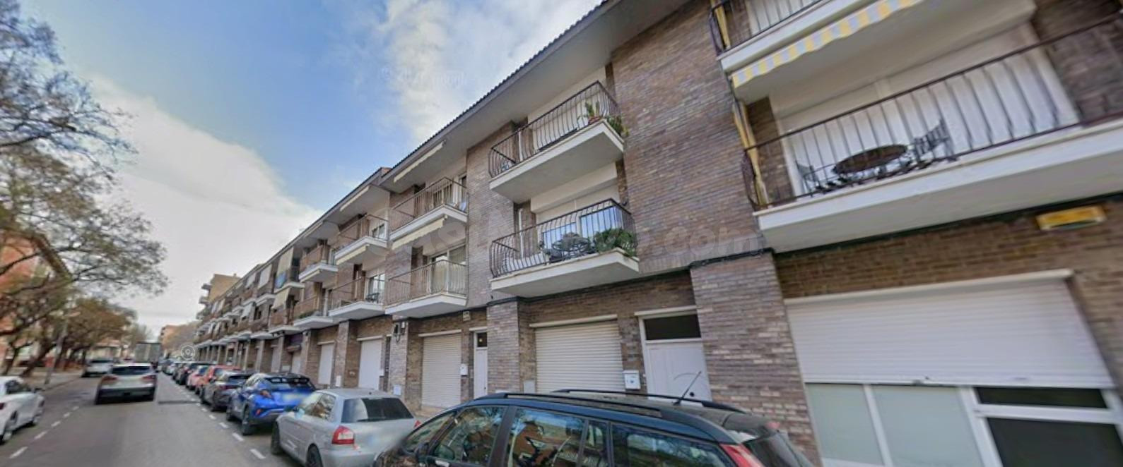 Se vende chalet OKUPADO en Calle Olot 6 de Terrassa (Barcelona).