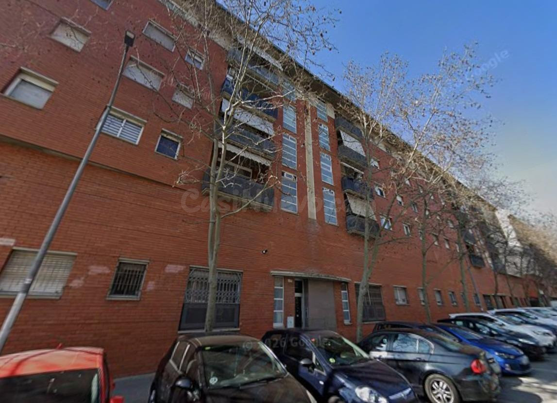 Se vende piso OKUPADO en Calle Carrasco I Formiguera de 12 Terrassa (Barcelona).