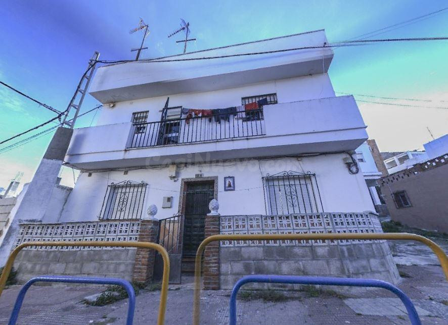Se vende piso OKUPADO en Calle Andalucia Nº 213 Algeciras (Cádiz).