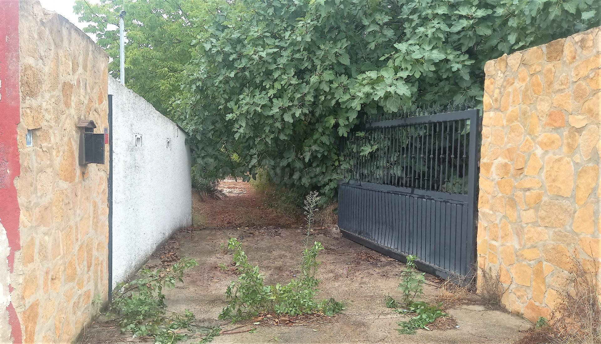 Se vende casa Adosada OKUPADA en Ptda Covatelles 33 Torrent, (Valencia/València).