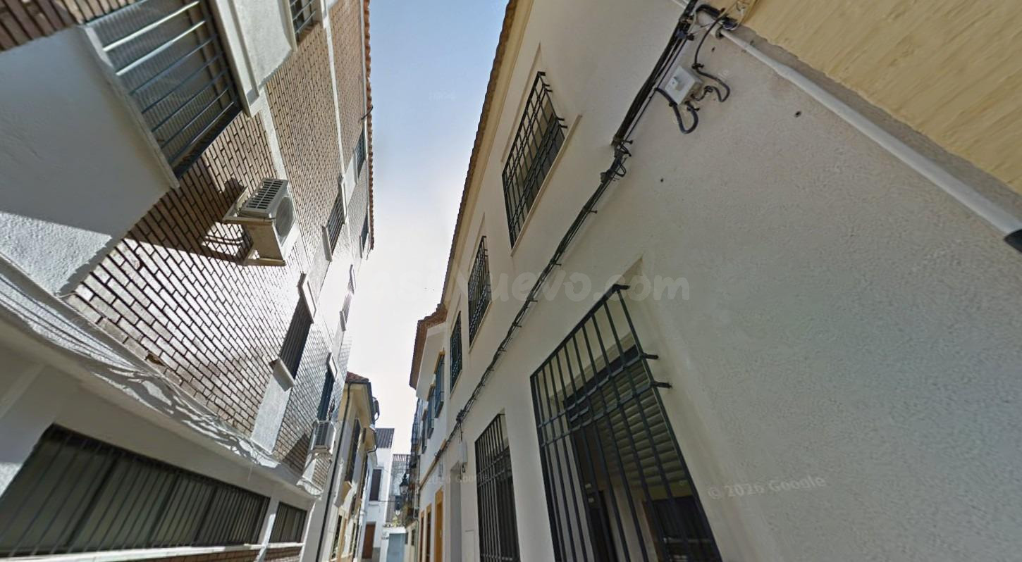 Se vende piso OKUPADO en Calle Madrid 1 Portal 4 Puente Genil, (Córdoba).