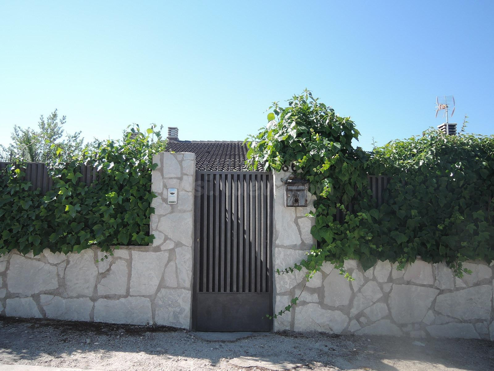 Se vende Casa OKUPDA en  Valdehondillo 60 Uceda, (Guadalajara).