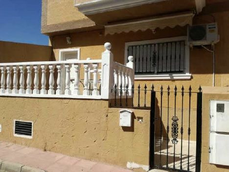 Se vende Casa Adosasa OKUPADA en Hermanas Cristo Crucificado - foto 2