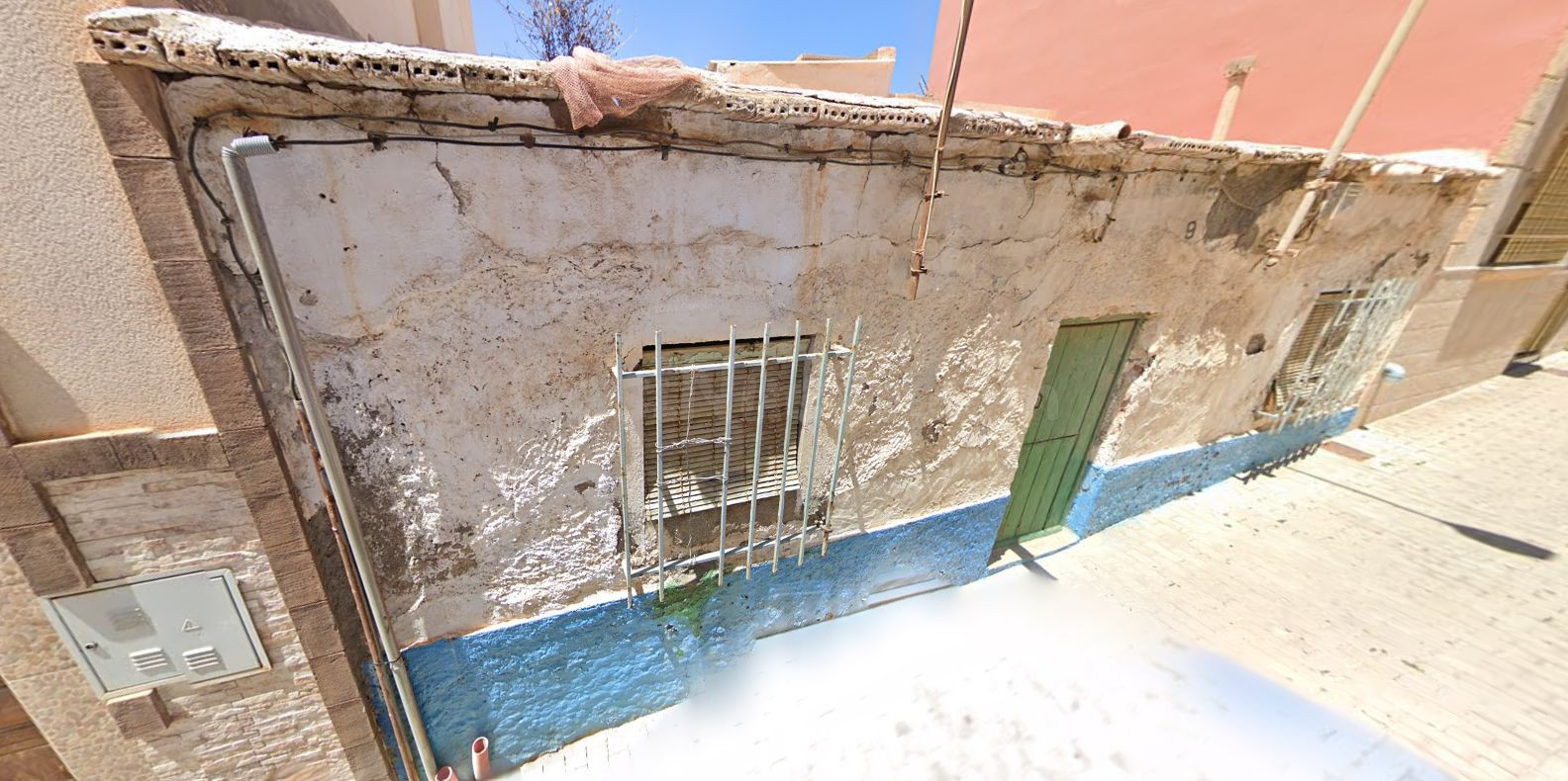 Se vende casa Adosada OKUPADA en San Antonio10 Adra, (Almería).