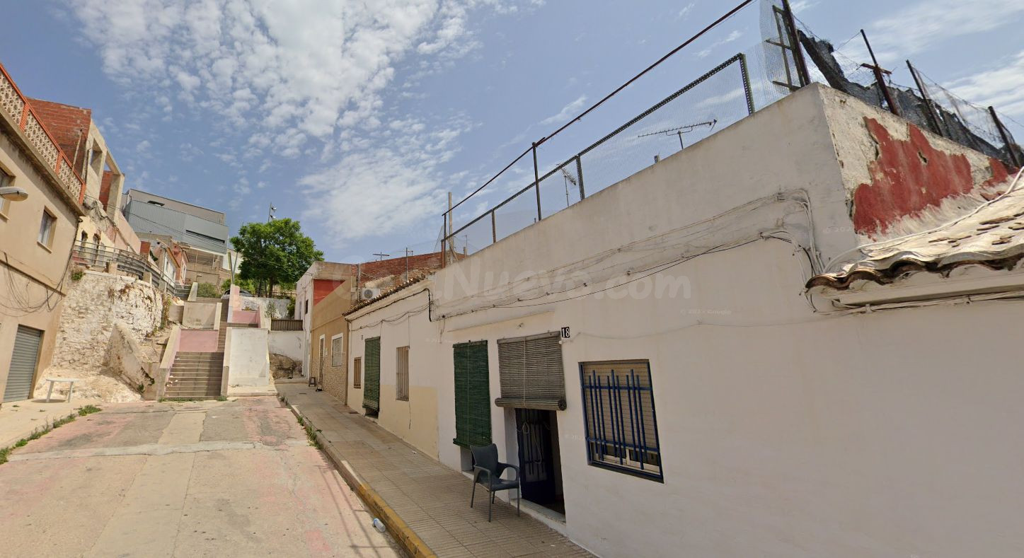 Se vende Casa Adosada OKUPADA en Calle Sebastian El Cano 24 Alzira, (Valencia/València).