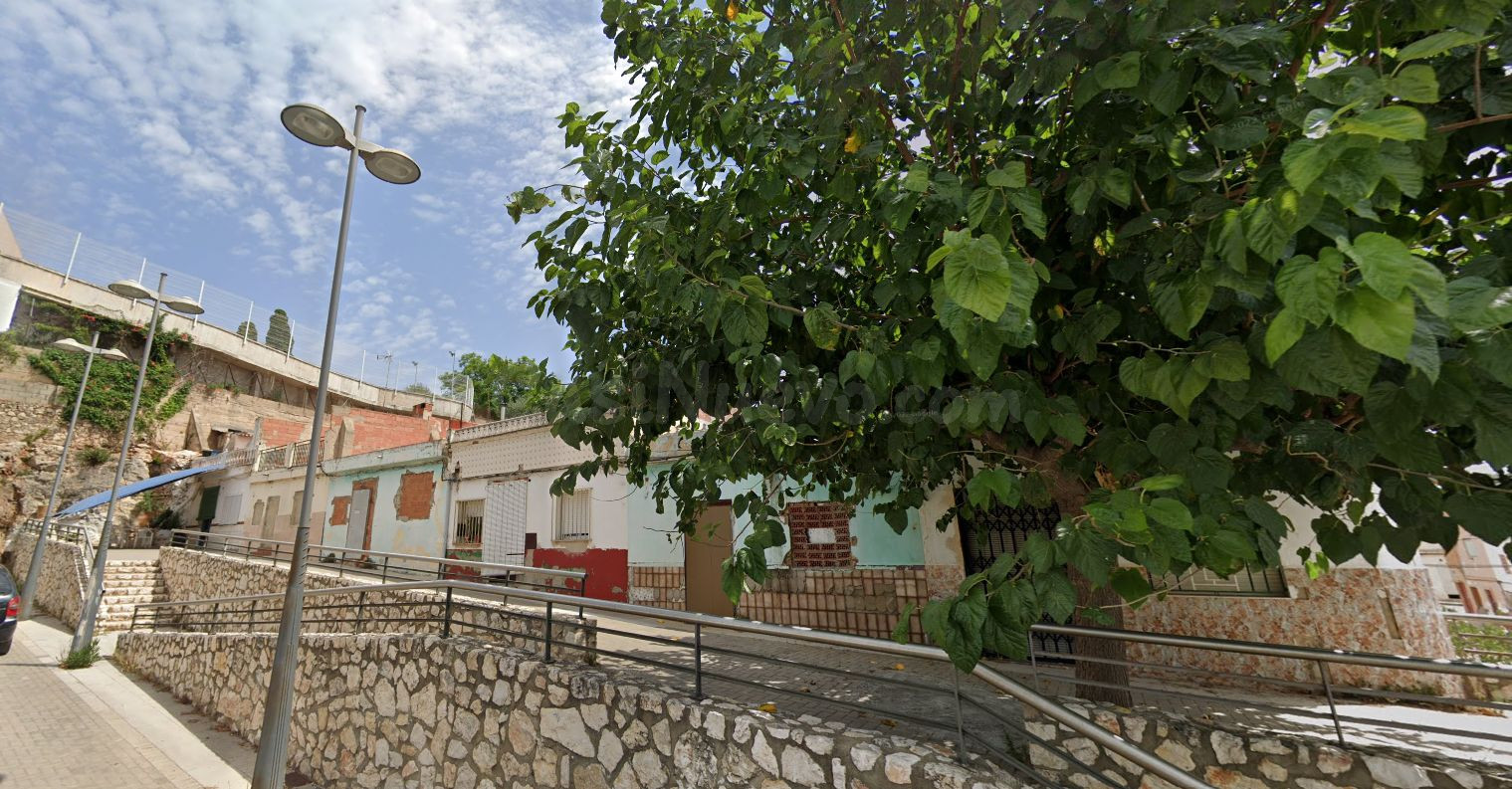 Se vende Casa Adosada OKUPADA en Calle Sebastian El Cano 24  - foto 2