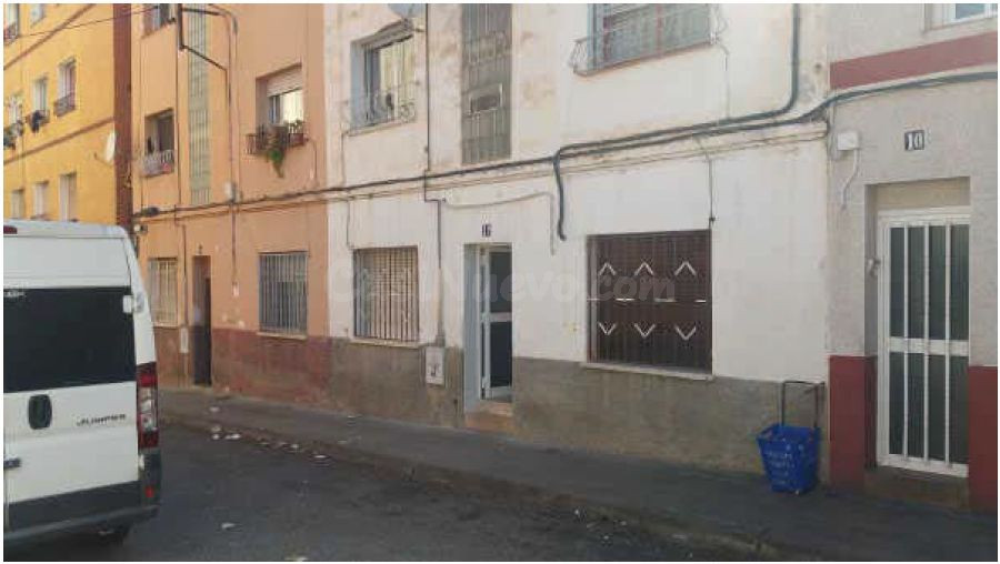 Se vende Piso OKUPADO en Moncayo 12 Sabadell, (Barcelona). - foto 2