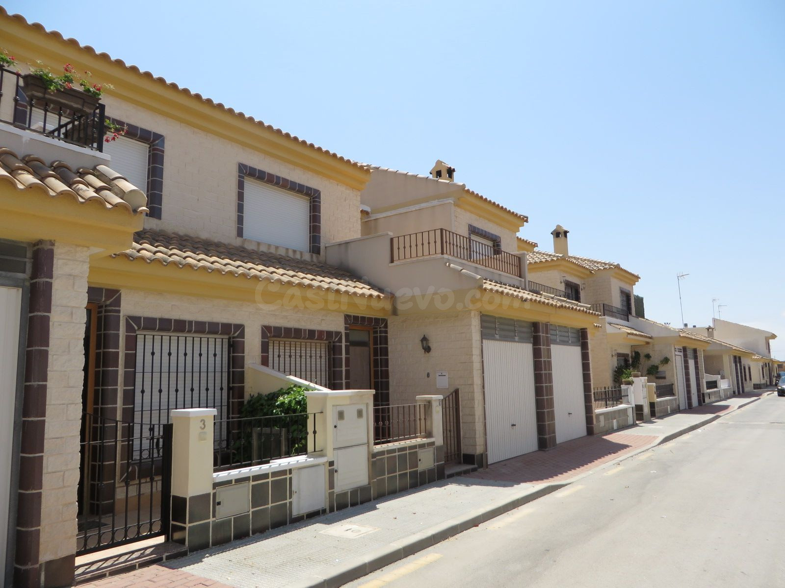 Se vende casa Adosada OKUPADA en Reina Sofía 6 Murcia, (Murcia).